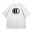 Camiseta oversized Um Barril de Rap branca, frente com estampa preta